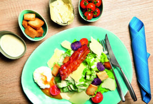 kost-und-logis-mitarbeiter-verpflegung-caesars-salad-teamhaus-kaernten
