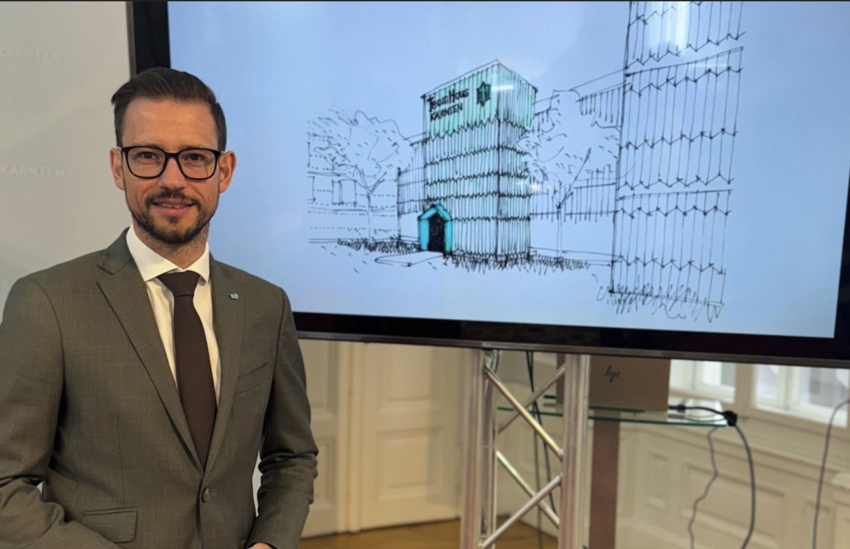 LR Sebastian Schuschnig mit der Skizze vom TeamHaus Kärnten in Velden @Lea Krainz