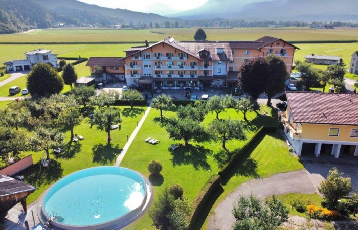 Gelände mit Pool 900x660